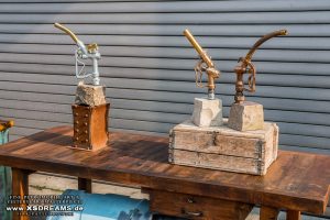 Skulpturen auf Steinsockel der "Gas-Off-Collection" mit originalen Zapfpistolen von 1910 - 1950 / © Dirk Patschkowski / Limited-Legends / Preise u. Abmessungen folgen