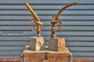 Skulpturen auf Steinsockel der "Gas-Off-Collection" mit originalen Zapfpistolen von 1910 - 1950 / © Dirk Patschkowski / Limited-Legends / Preise u. Abmessungen folgen