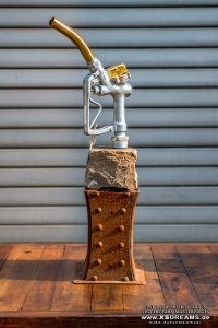 Skulpturen auf Steinsockel der "Gas-Off-Collection" mit originalen Zapfpistolen von 1910 - 1950 / © Dirk Patschkowski / Limited-Legends / Preise u. Abmessungen folgen