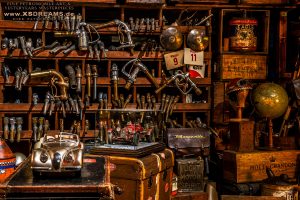 Skulpturen auf Steinsockel der "Gas-Off-Collection" mit originalen Zapfpistolen von 1910 - 1950 / © Dirk Patschkowski / Limited-Legends / Preise u. Abmessungen folgen