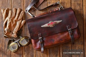 Ledertasche von 1942 mit original Lagonda Emblem 1150,- €