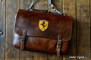 Ledertasche mit sehr seltenem, sehr frühem Ferrari-Emblem. 1280,- €