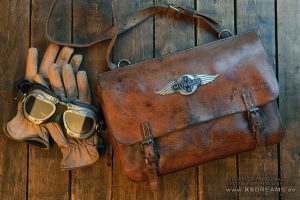 Ledertasche von 1940 mit original Morgan Emblem 980,- €