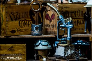 Skulpturen auf Steinsockel der "Gas-Off-Collection" mit originalen Zapfpistolen von 1910 - 1950 / © Dirk Patschkowski / Limited-Legends / Preise u. Abmessungen folgen