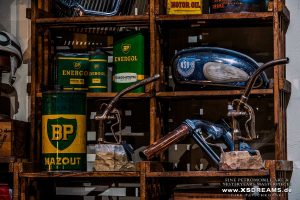 Skulpturen auf Steinsockel der "Gas-Off-Collection" mit originalen Zapfpistolen von 1910 - 1950 / © Dirk Patschkowski / Limited-Legends / Preise u. Abmessungen folgen