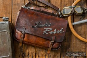 Ledertasche von 1938 mit zwei originalen Heckklappen Emblemen 980,- €