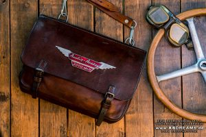 Ledertasche mit original Healey Emblem 980,- €