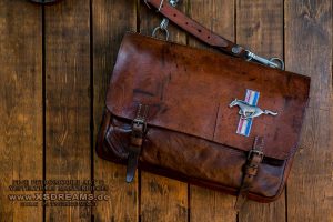 Ledertasche von 1940 mit original Mustang Emblem 1100,- €