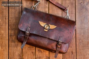 Ledertasche von 1937 mit original Roll Royce Motor Club Emblem (Gold) 1100,- €