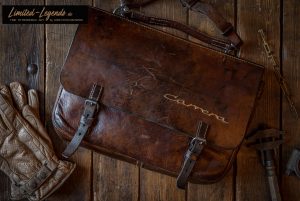 Ledertasche von 1936 mit original CARRERA Handschuhfach-Emblem 1280,- €