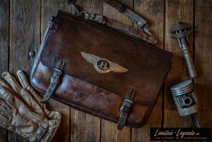 Ledertasche von 1938 mit original Bentley Emblem 1280,- €