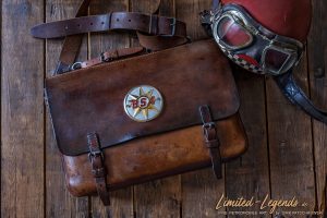 Ledertasche von 1940 mit original BSA Tank-Emblem 1100,- €