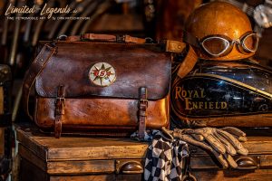 Ledertasche von 1940 mit original BSA Tank-Emblem 1100,- €