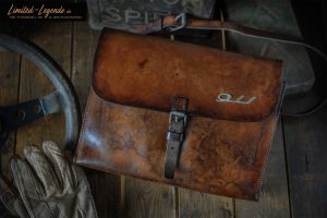 Ledertasche von 1959 mit original Handschuhfach-Emblem 980,- €
