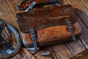 Ledertasche von 1937 mit original Carrera Handschuhfach-Emblem 1280,- €