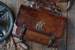 Ledertasche von 1940 mit original AC Cobra Emblem 1280,- €